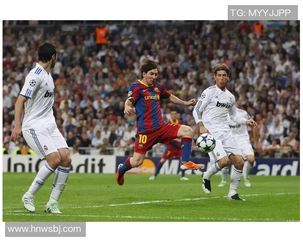 C罗与梅西对决足球巅峰谁主沉浮两位巨星风采各异的辉煌历史