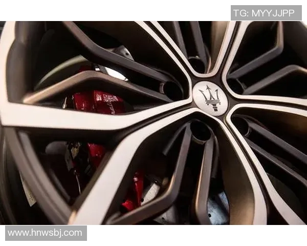 中控台摆件足球球星助力驾驶氛围感提升彰显运动激情