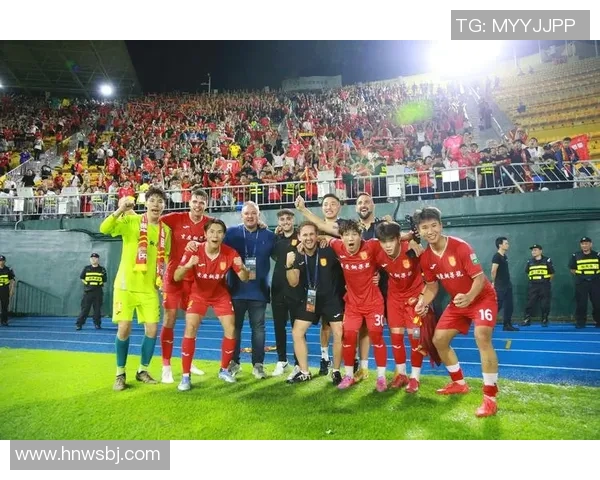 五十二号足球球星盘点：历史与现役球员的精彩表现与传奇故事