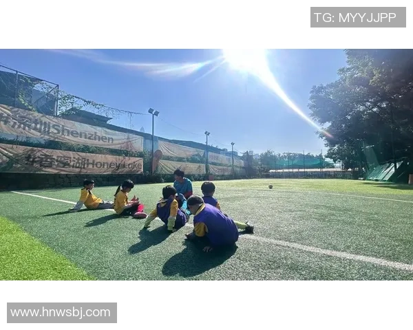 以足球球星大拇指为核心解读绿茵场上力量与技巧的象征