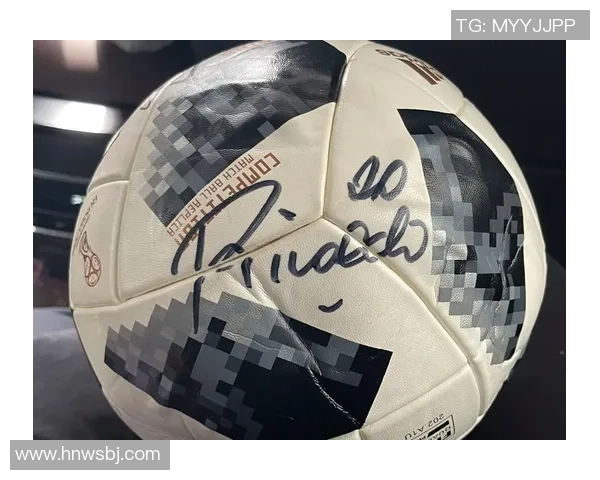 球星签名足球珍藏版拍卖热潮引发收藏爱好者关注