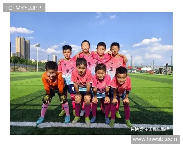 绿茵岁月的独白一位足球巨星用自画像描绘心中永不落幕的比赛